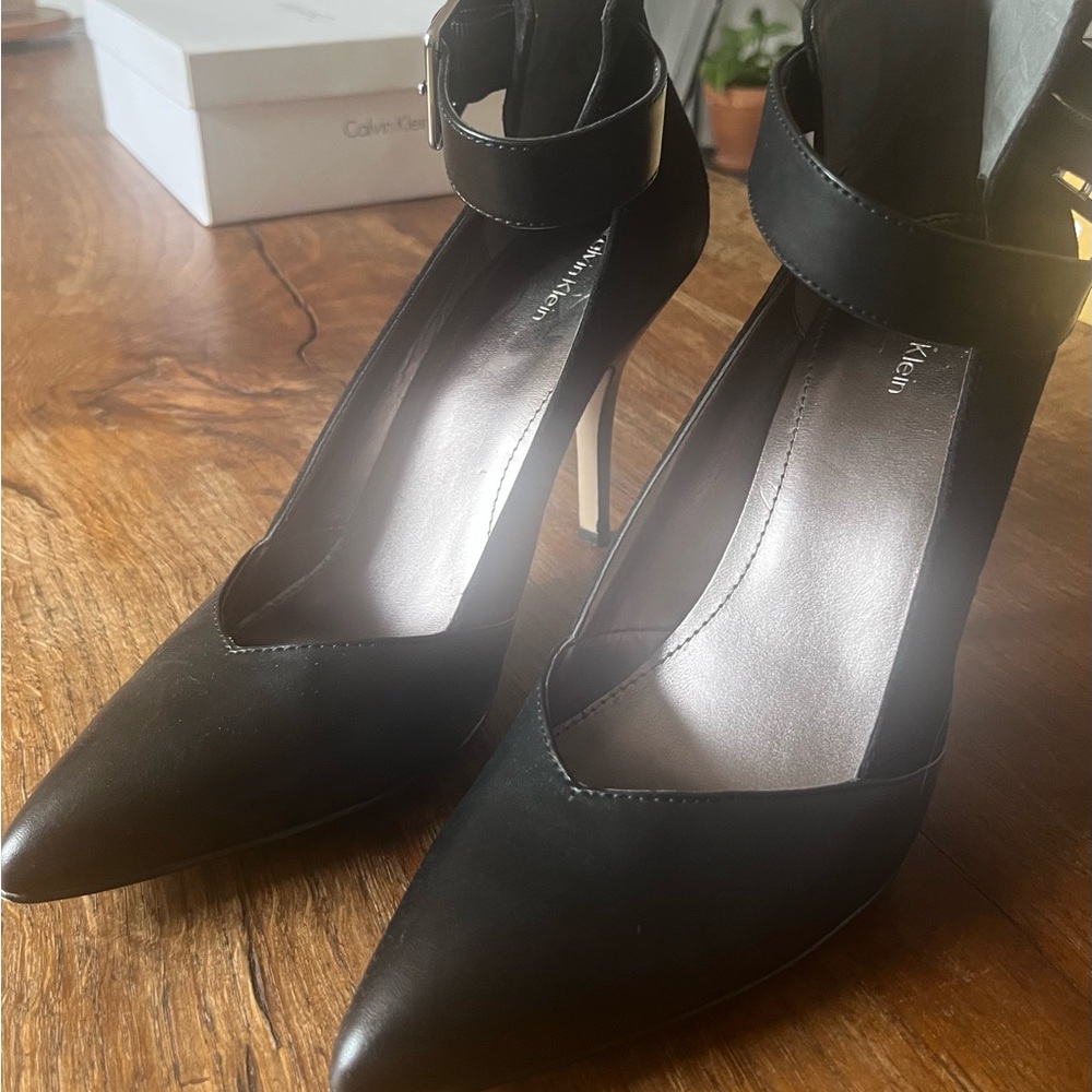 Calvin Klein black side pointed toe heel